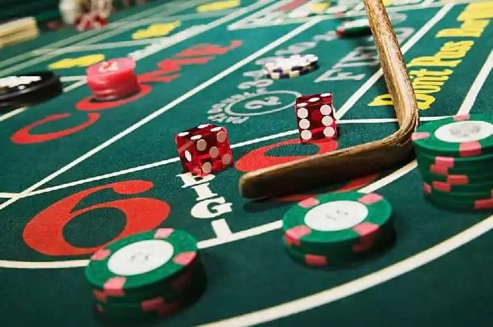 Pengguna menikmati layanan sportsbook melalui smartphone di indodepo88
